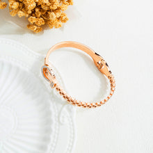 ギャラリービューアに画像を読み込み、Rose gold-plated ladies bracelet niche design hollow asymmetric.
